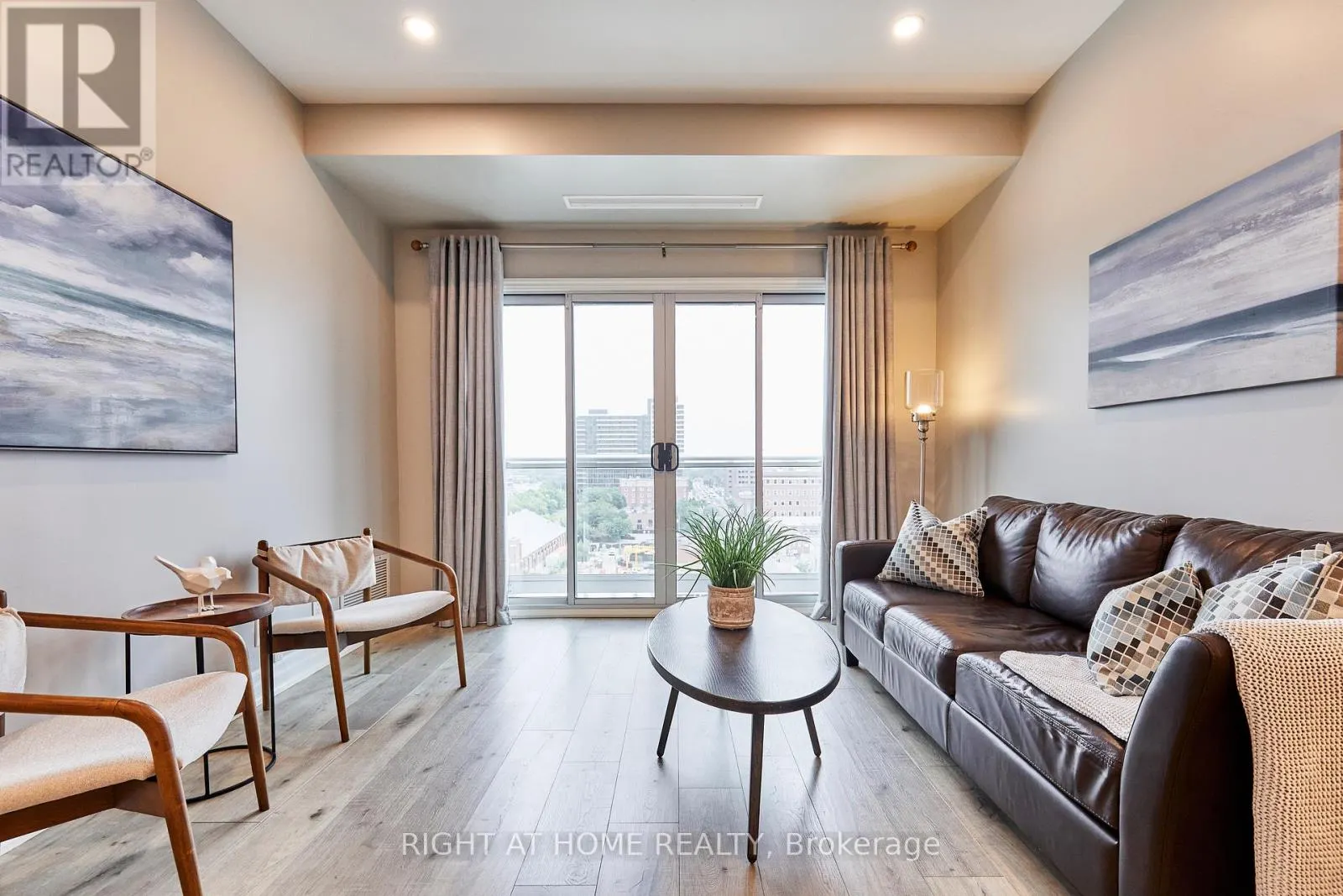 804 - 44 BOND STREET W