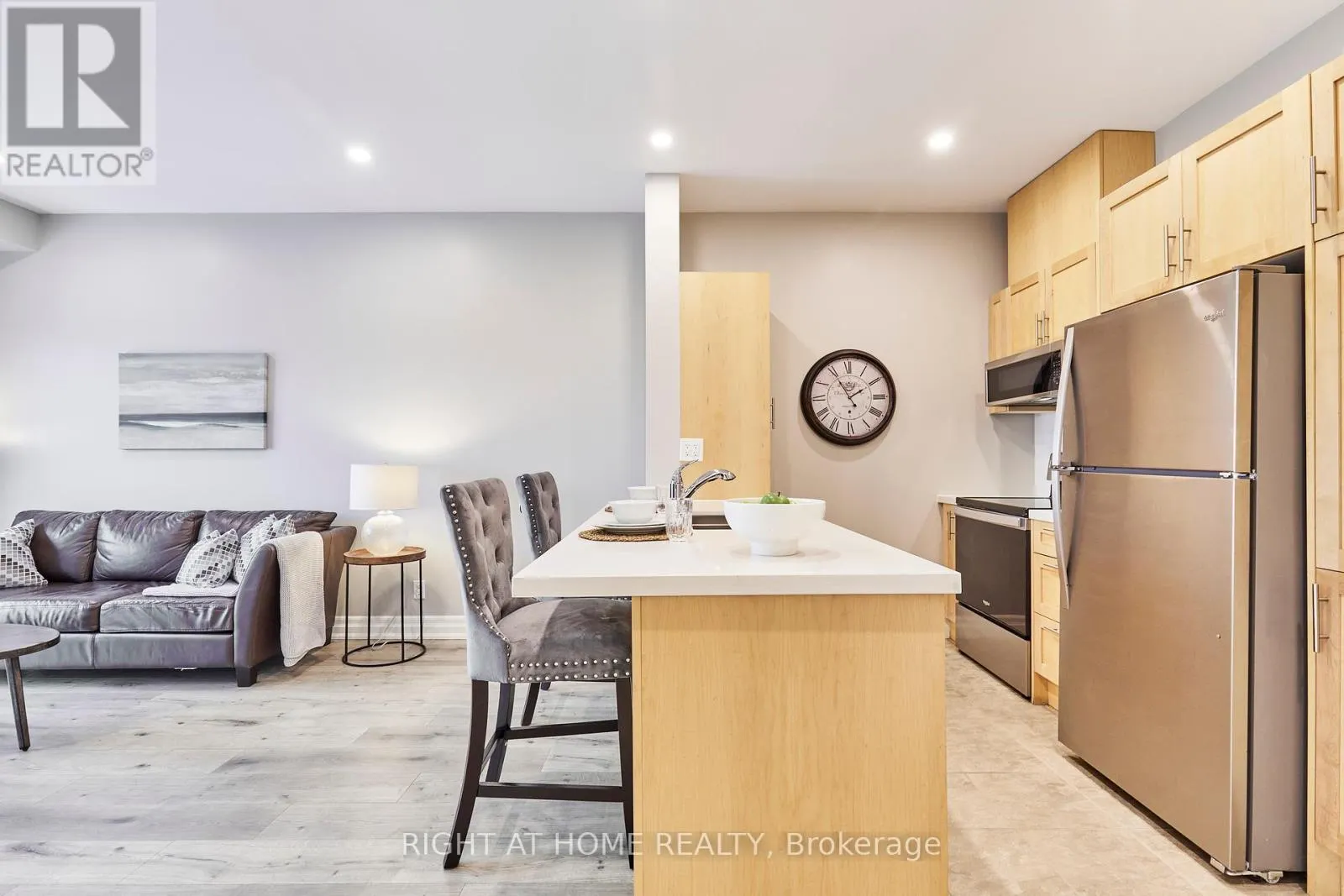 804 - 44 BOND STREET W