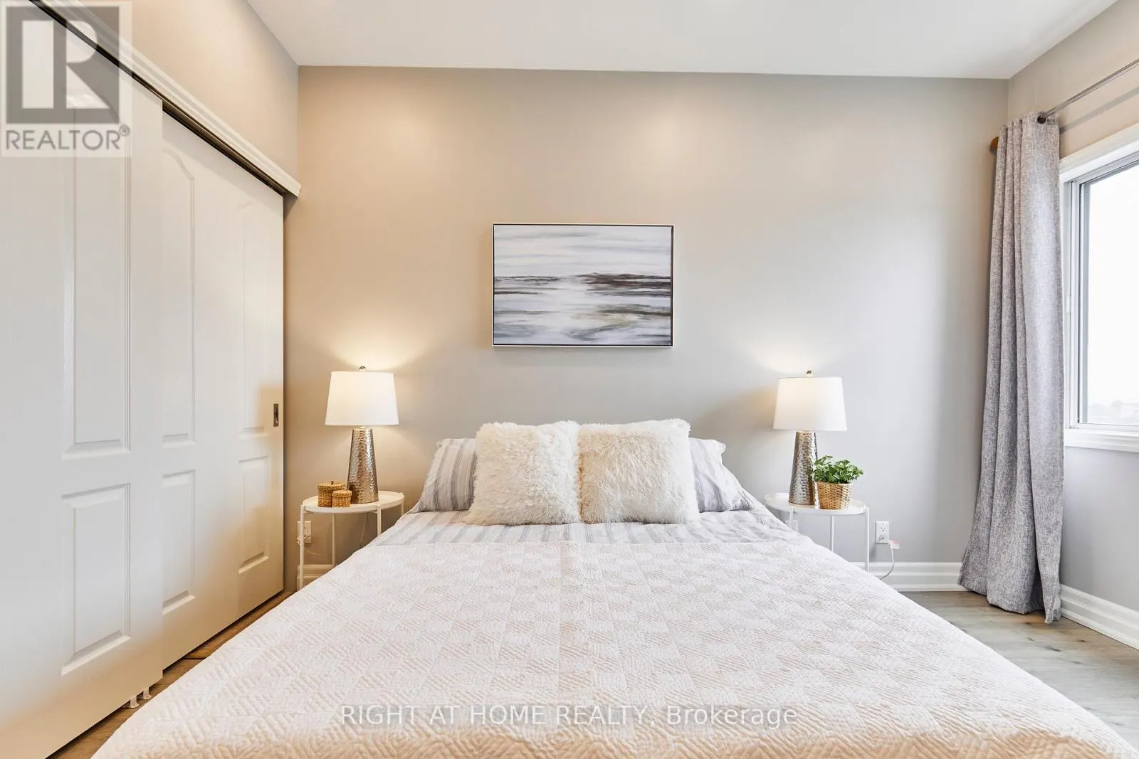 804 - 44 BOND STREET W