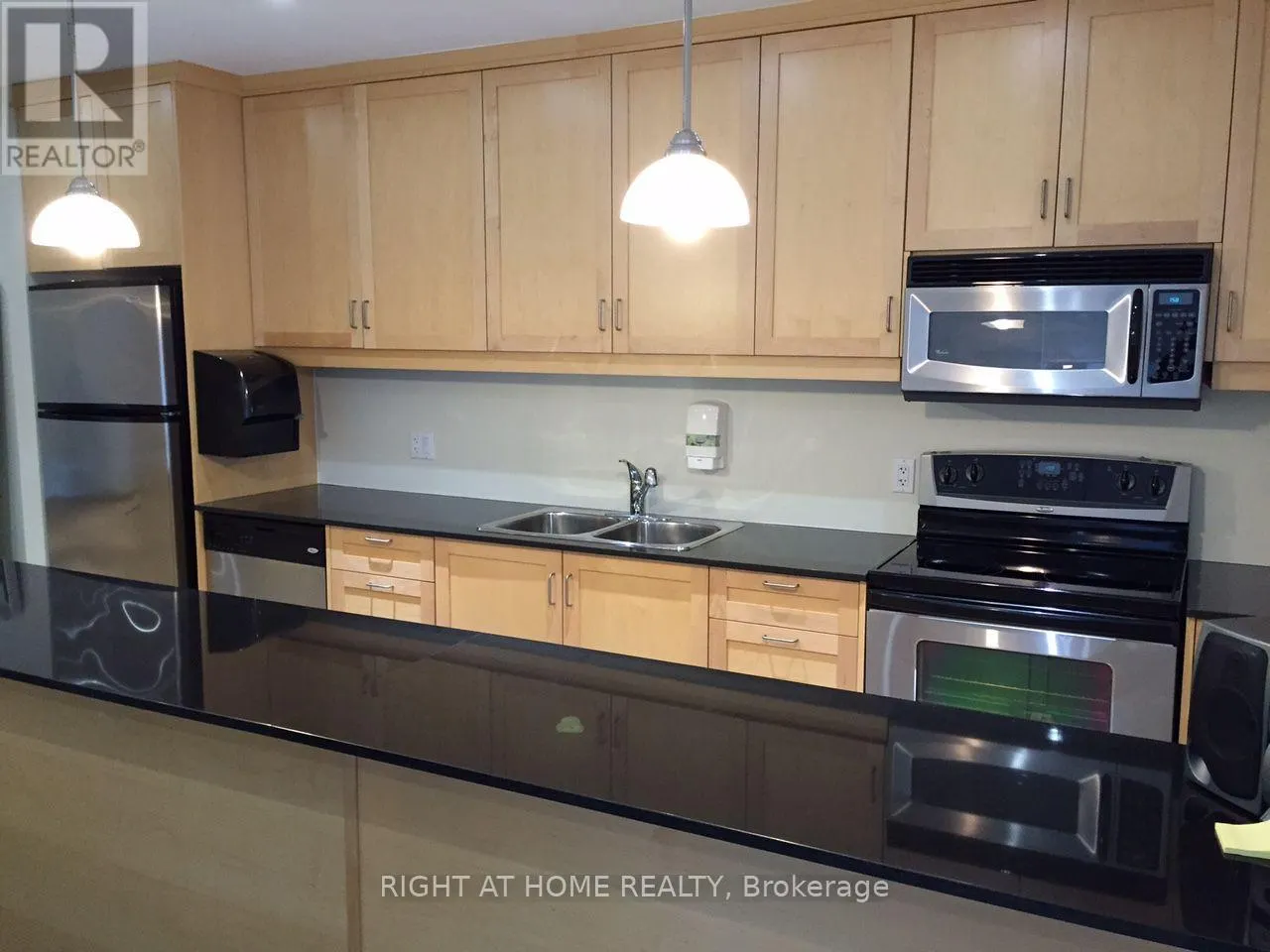 804 - 44 BOND STREET W