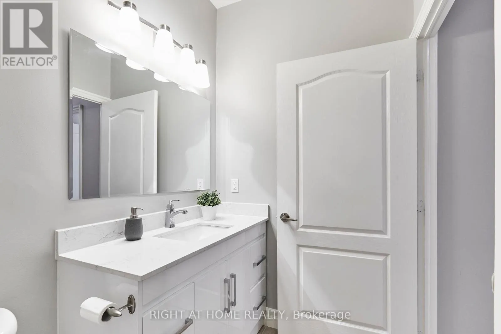 804 - 44 BOND STREET W
