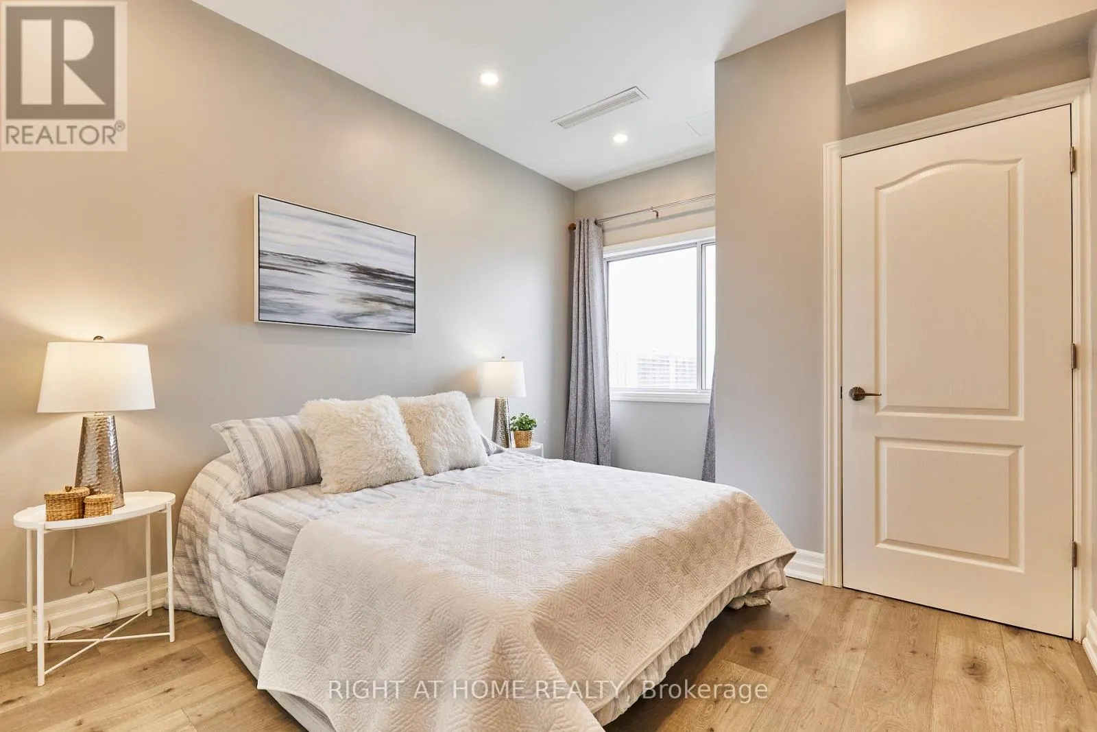 804 - 44 BOND STREET W