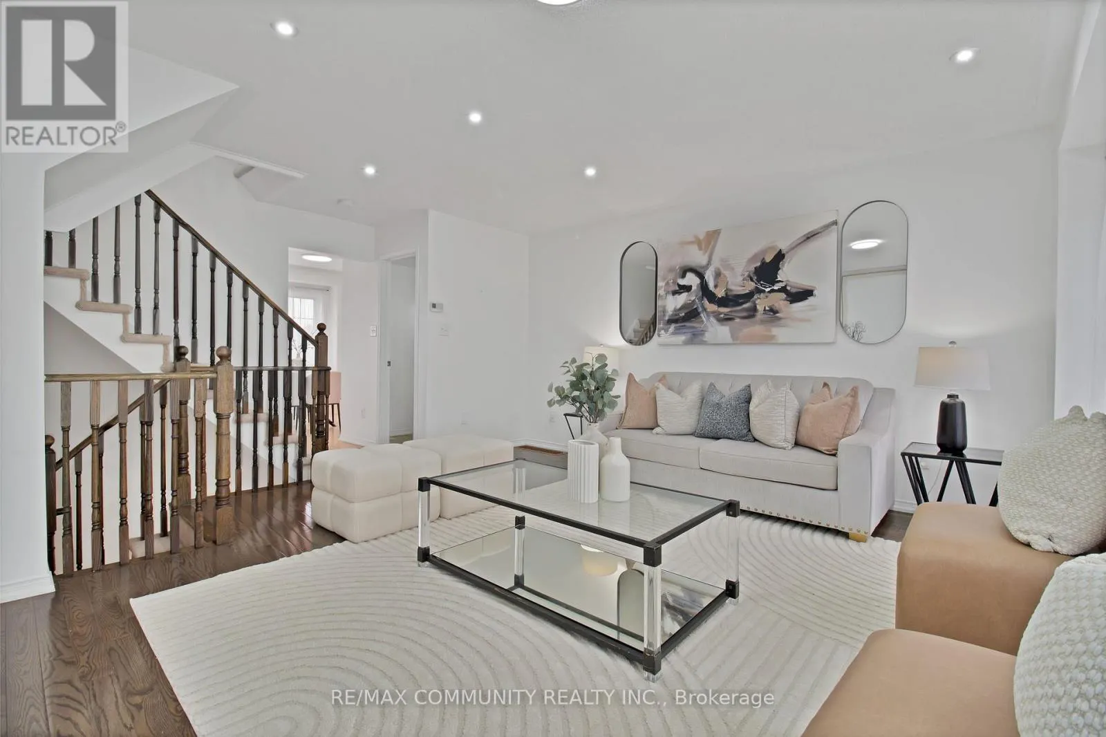 431 ROSSLAND ROAD E