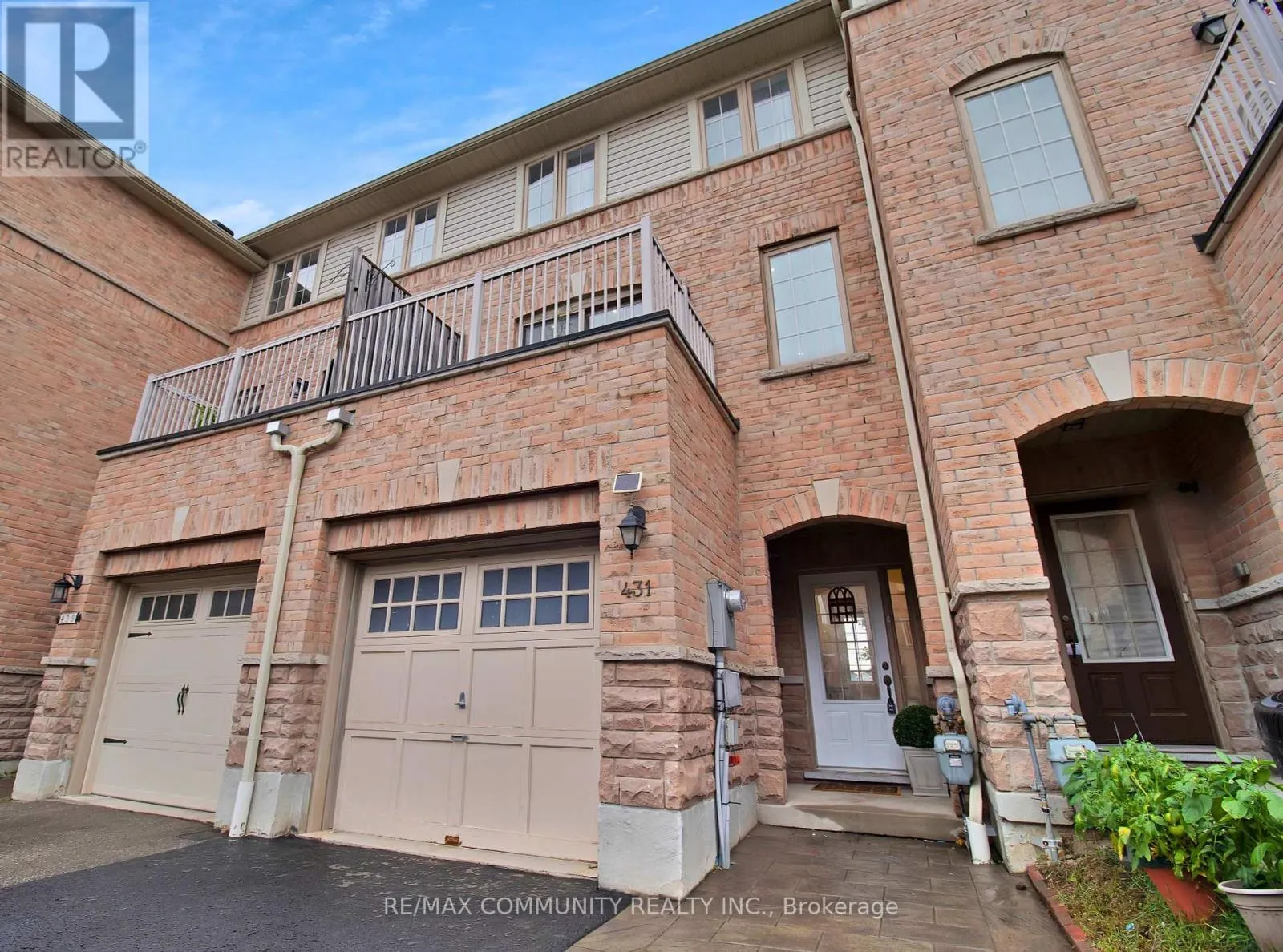 431 ROSSLAND ROAD E