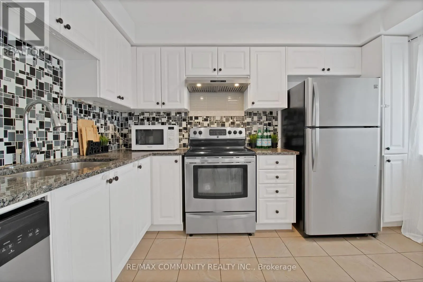 431 ROSSLAND ROAD E