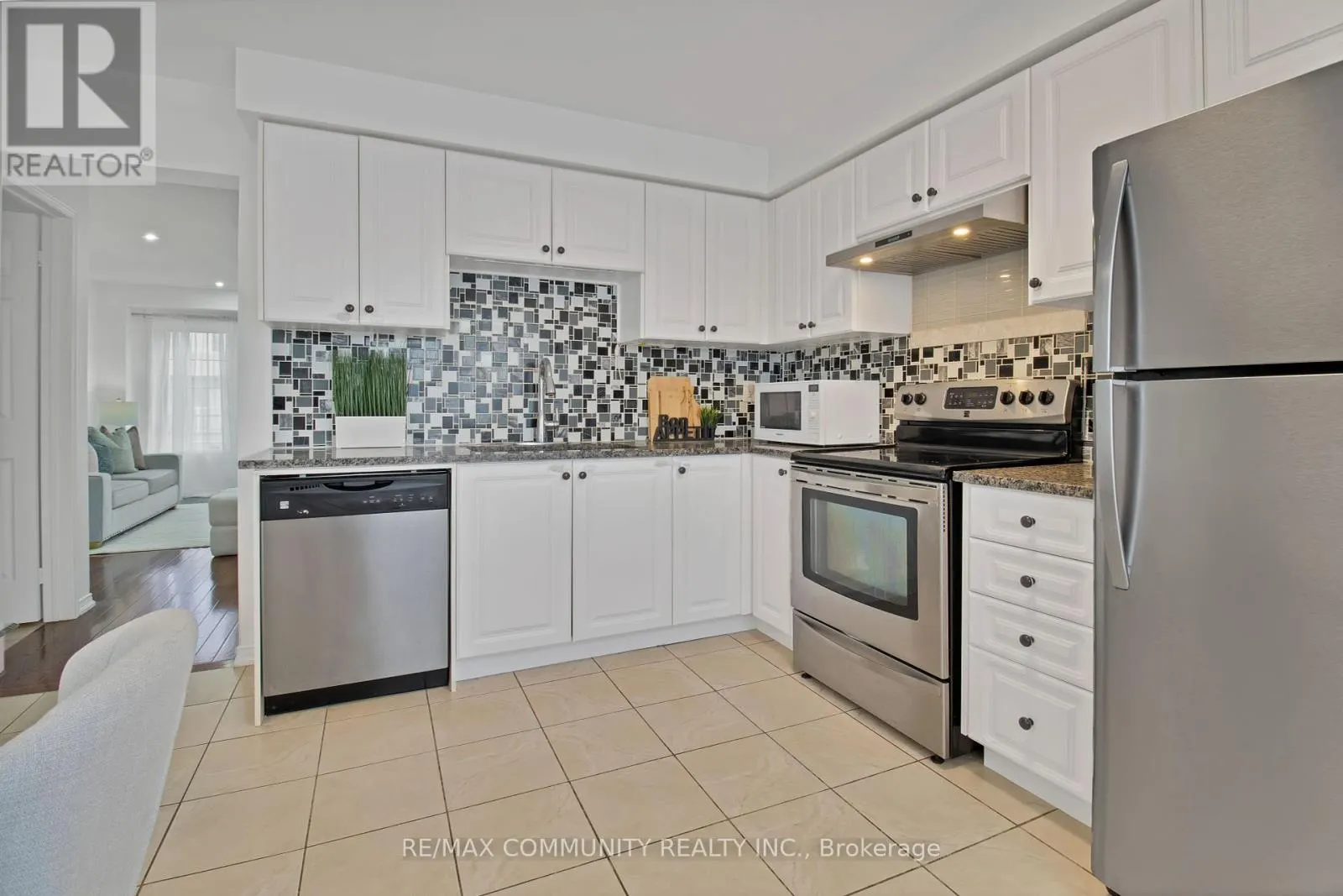 431 ROSSLAND ROAD E