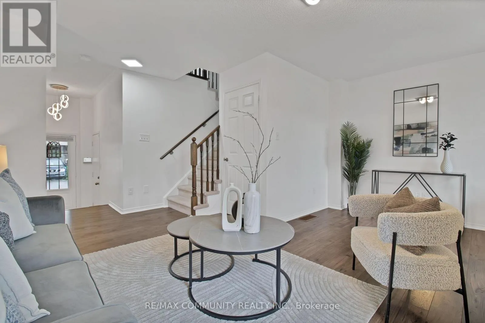 431 ROSSLAND ROAD E
