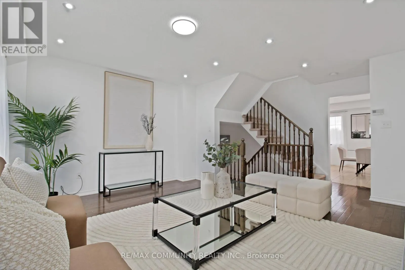 431 ROSSLAND ROAD E
