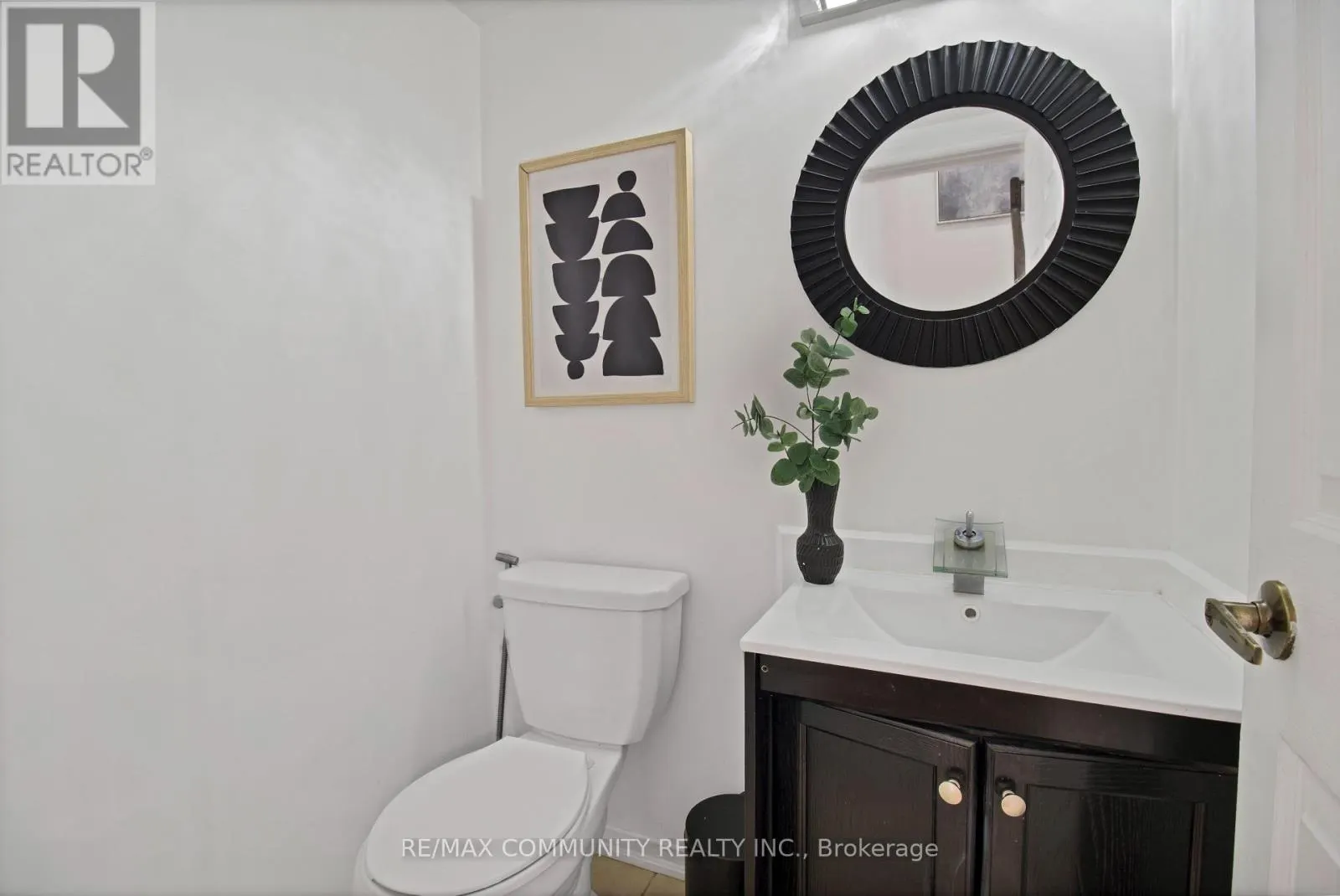 431 ROSSLAND ROAD E