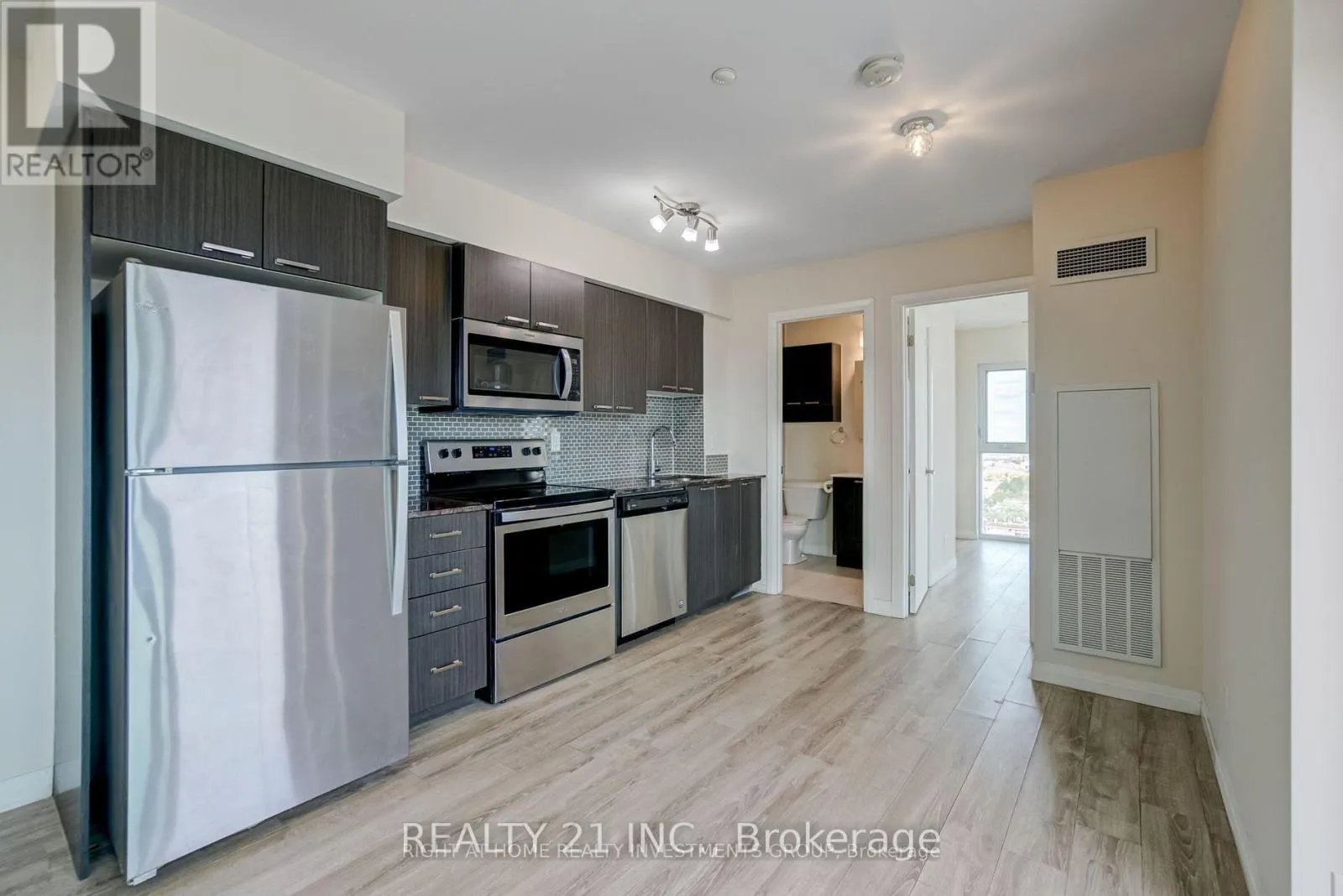 PH03 - 2150 LAWRENCE AVE EAST AVENUE
