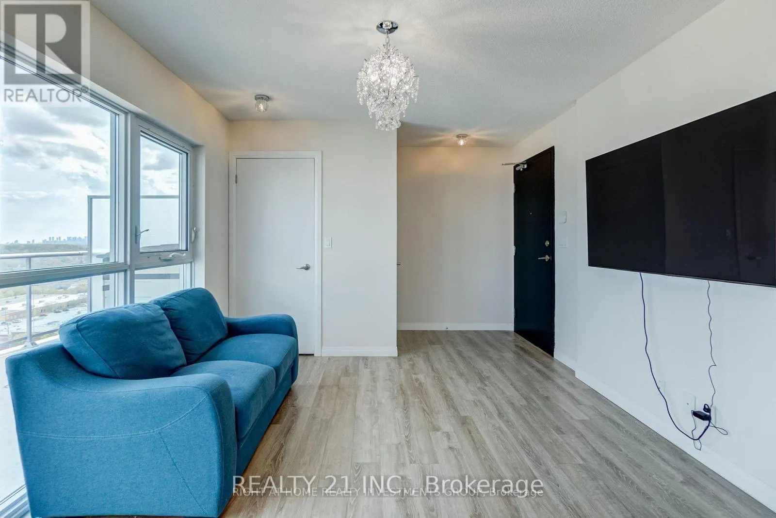 PH03 - 2150 LAWRENCE AVE EAST AVENUE