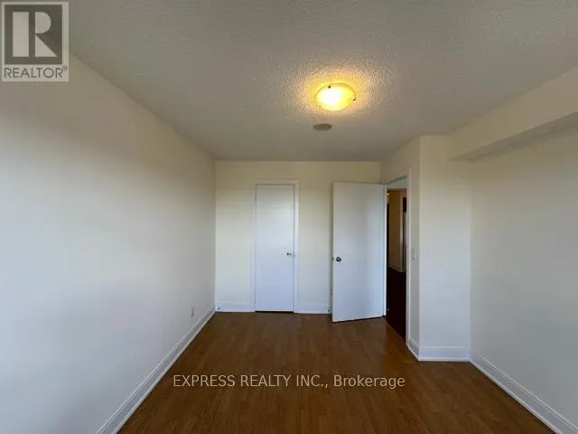 2806 - 125 VILLAGE GREEN SQUARE