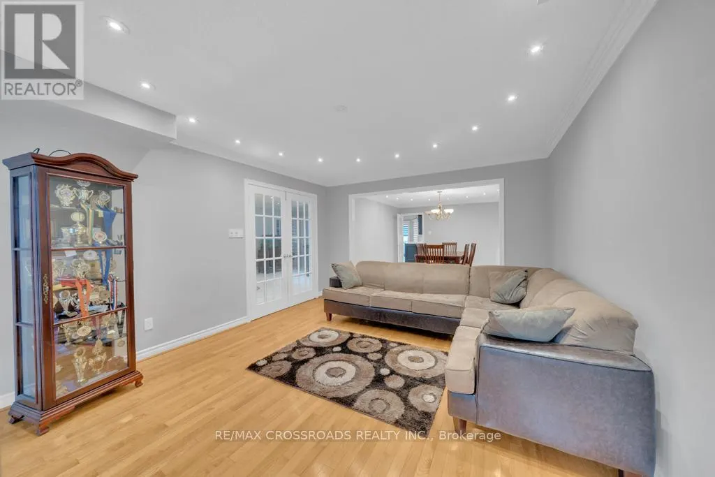 15 LEAH CRESCENT