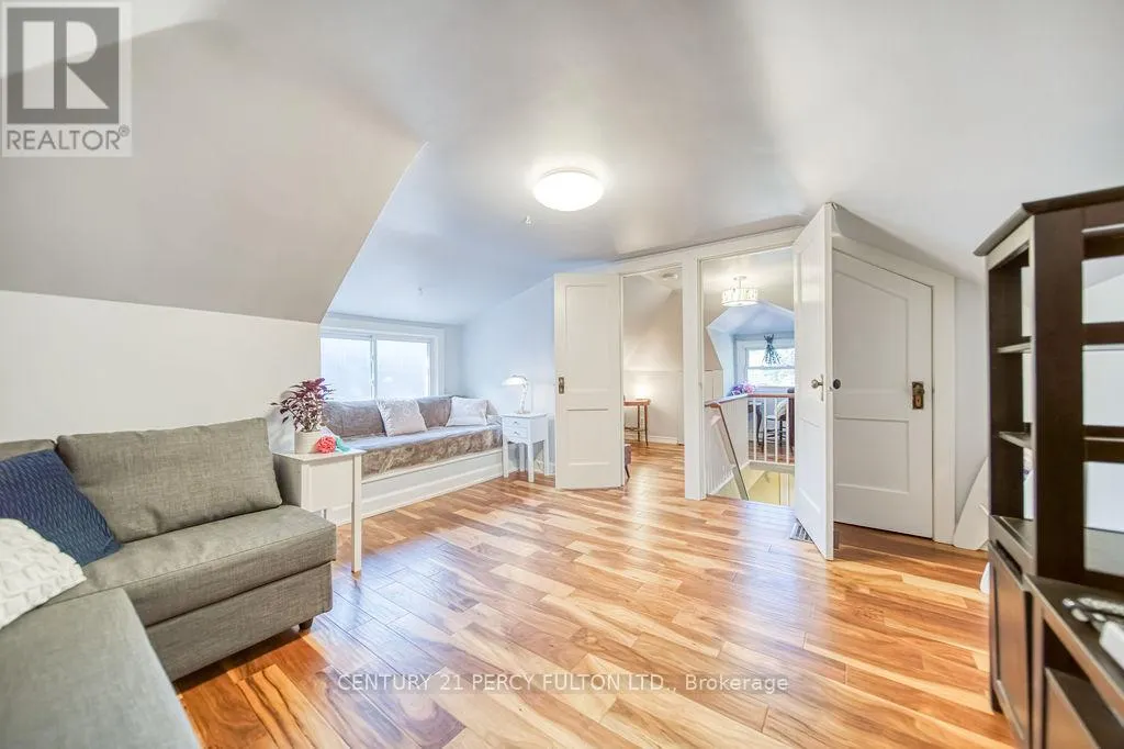 101 ROXBOROUGH AVENUE