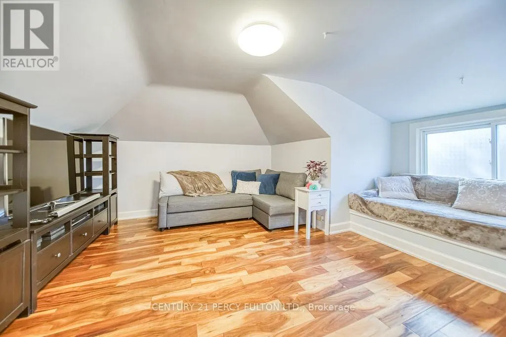 101 ROXBOROUGH AVENUE
