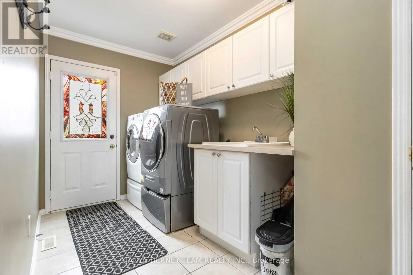 11 CLARIDGE CRESCENT