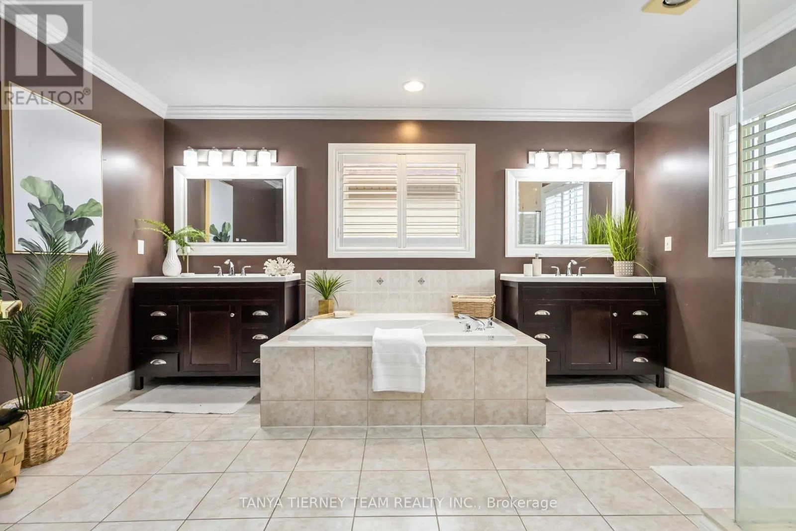 11 CLARIDGE CRESCENT