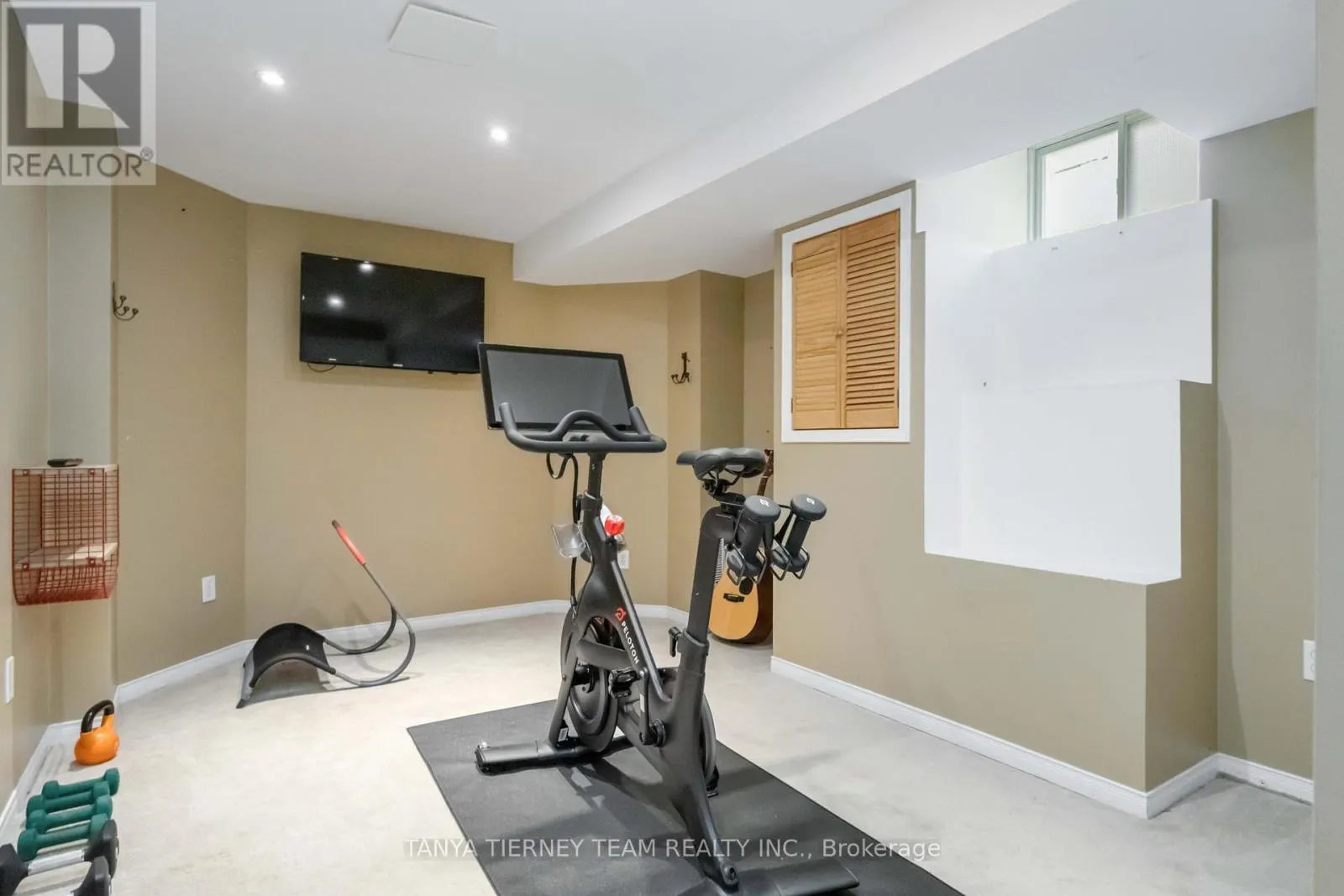 11 CLARIDGE CRESCENT