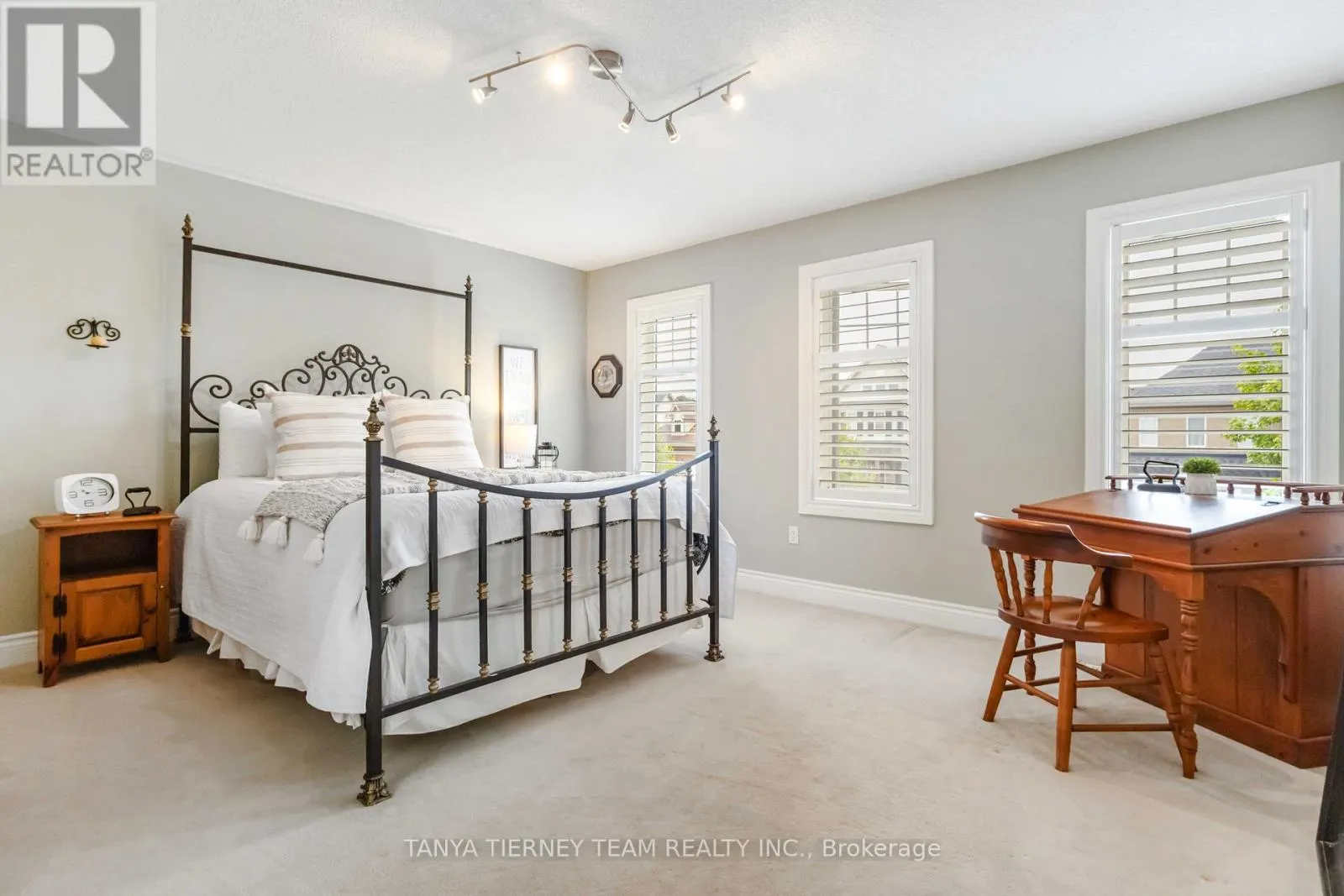 11 CLARIDGE CRESCENT