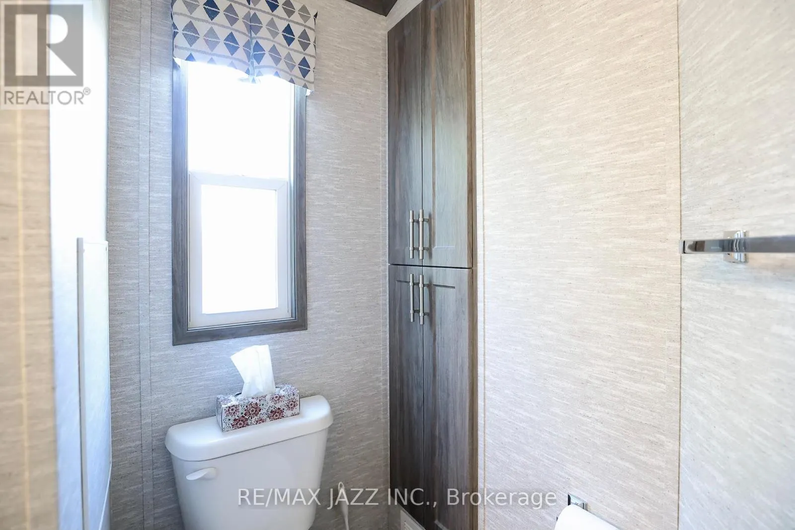 819 - 225 PLATTEN BOULEVARD, #819