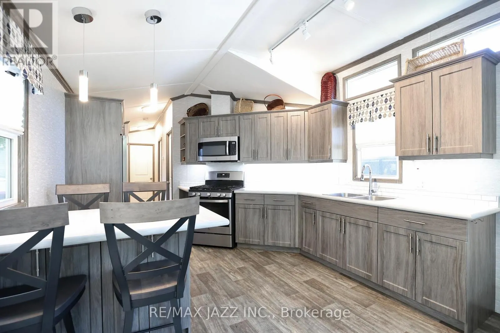 819 - 225 PLATTEN BOULEVARD, #819