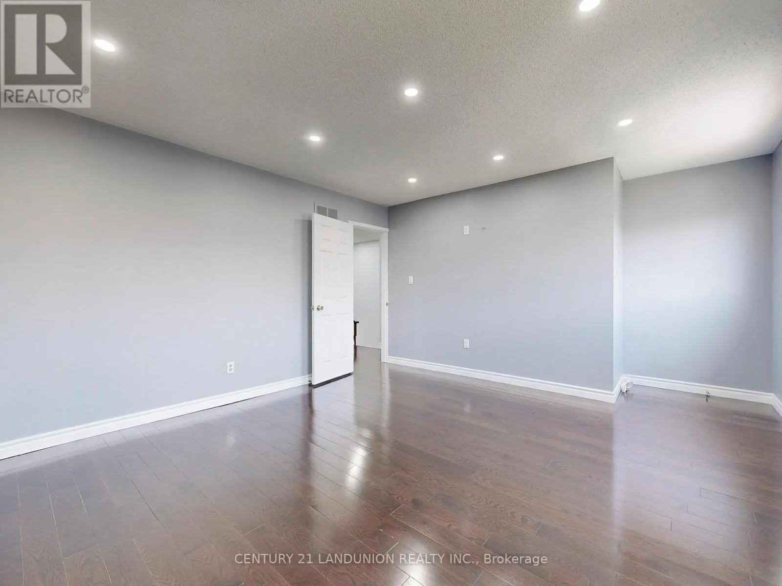 25 BEMERTON COURT