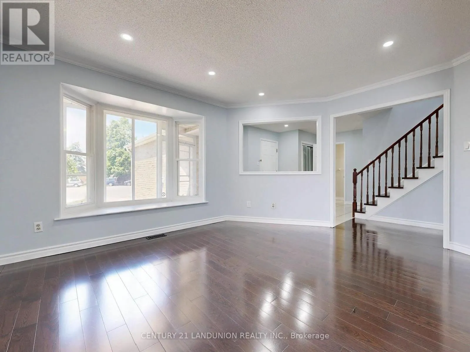 25 BEMERTON COURT