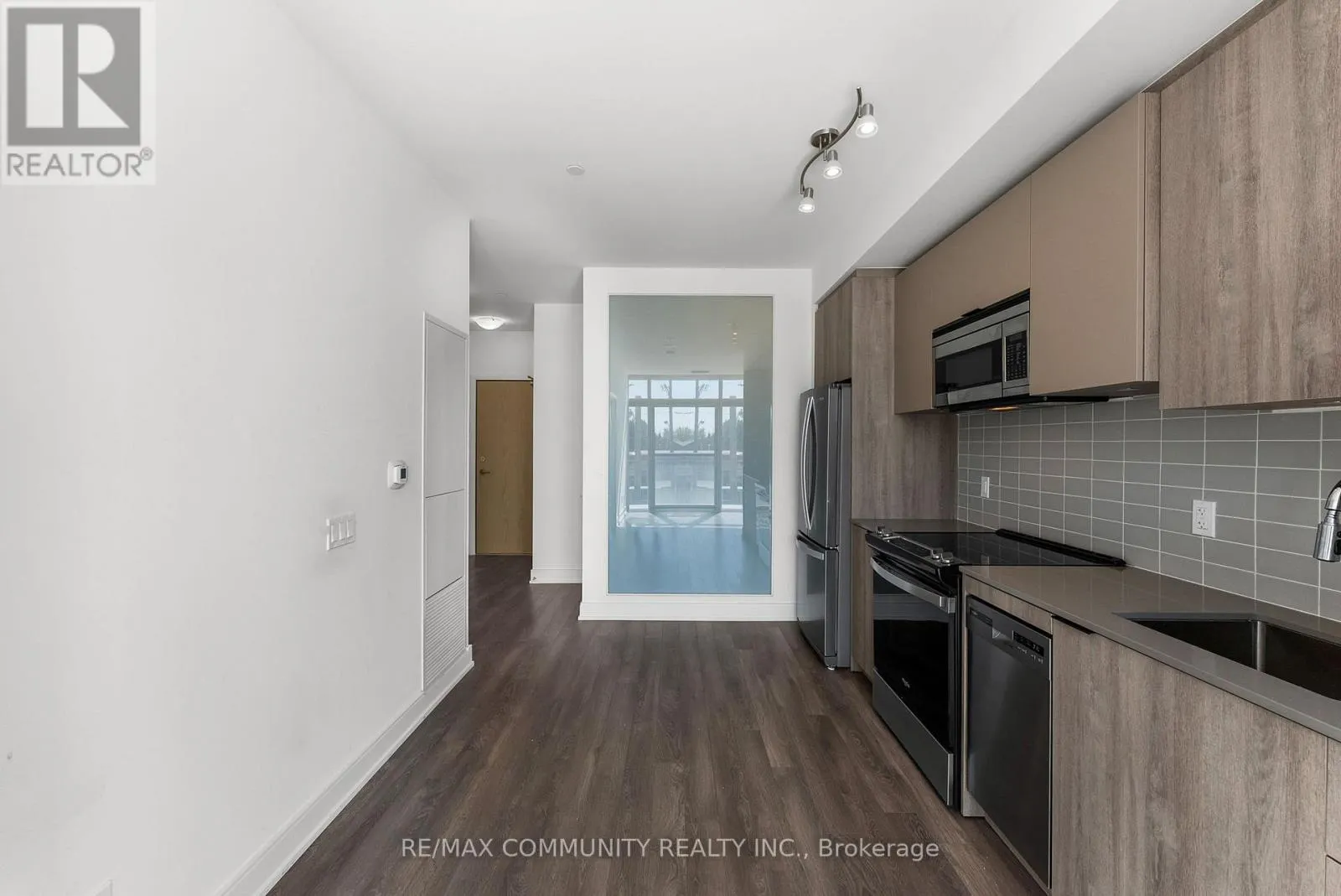 206 - 1350 ELLESMERE ROAD