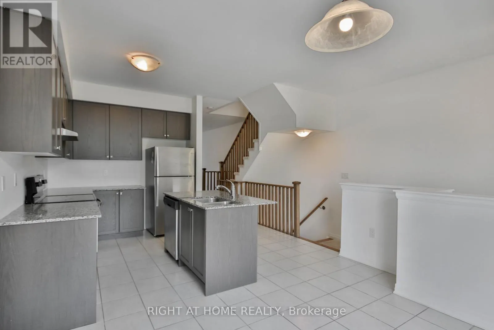 504 ROSSLAND ROAD W