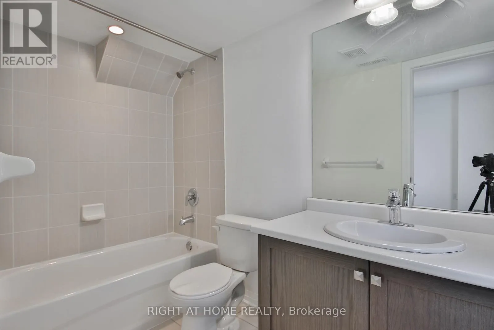 504 ROSSLAND ROAD W