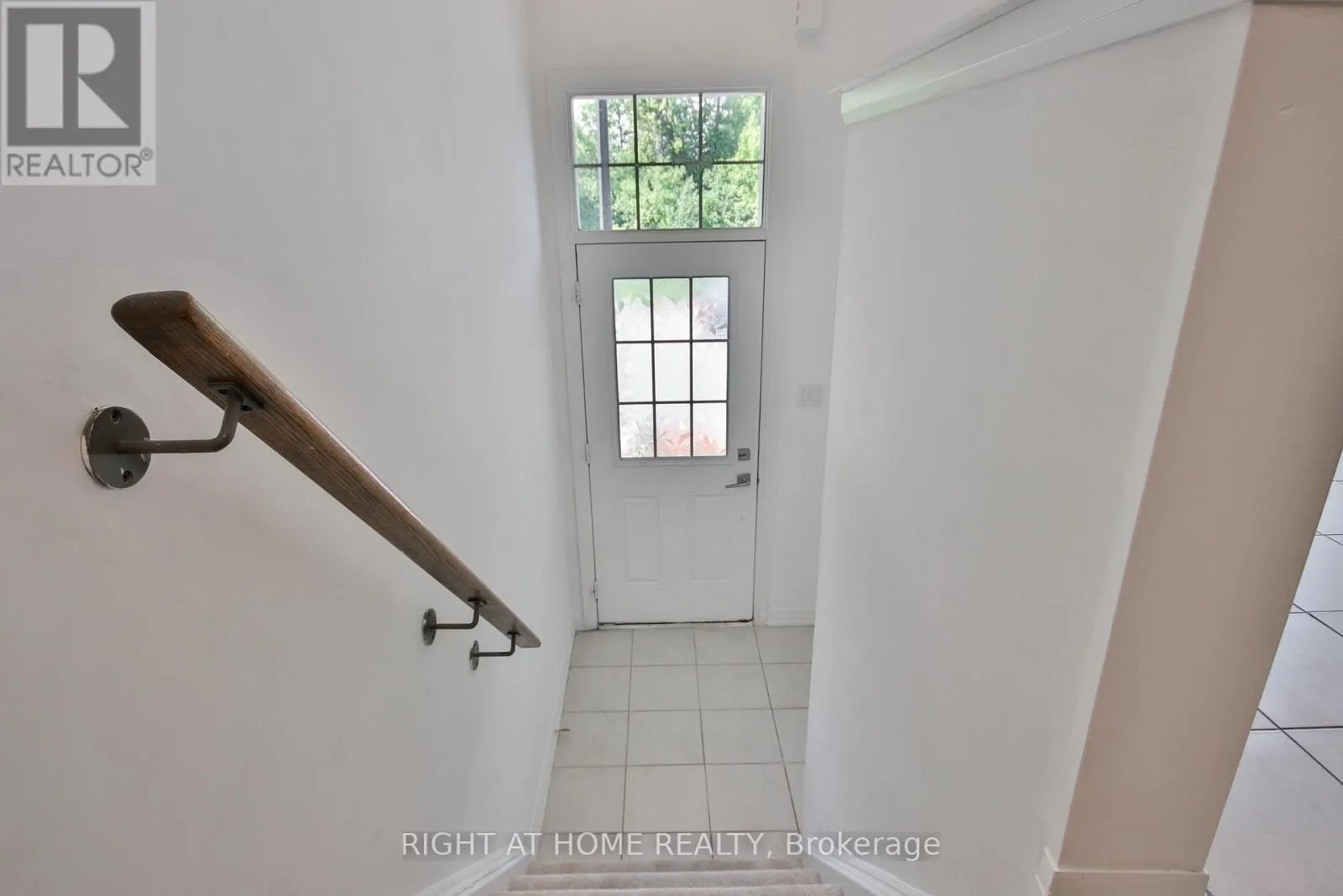 504 ROSSLAND ROAD W