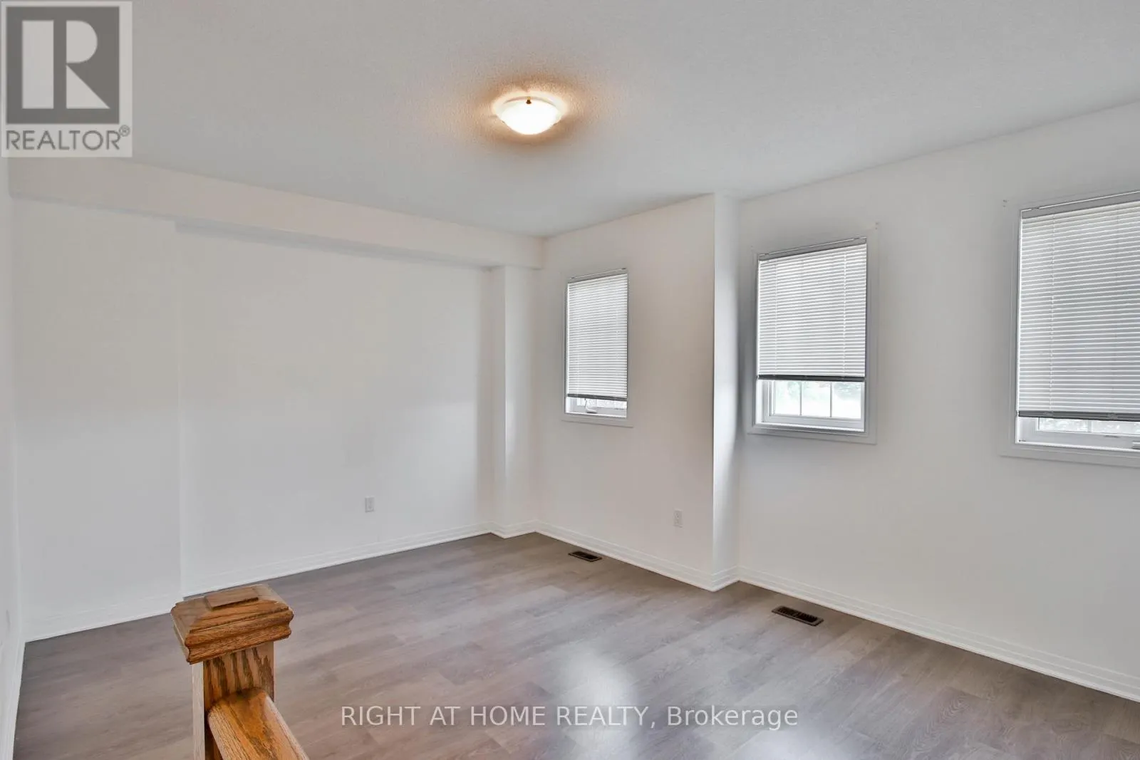 504 ROSSLAND ROAD W