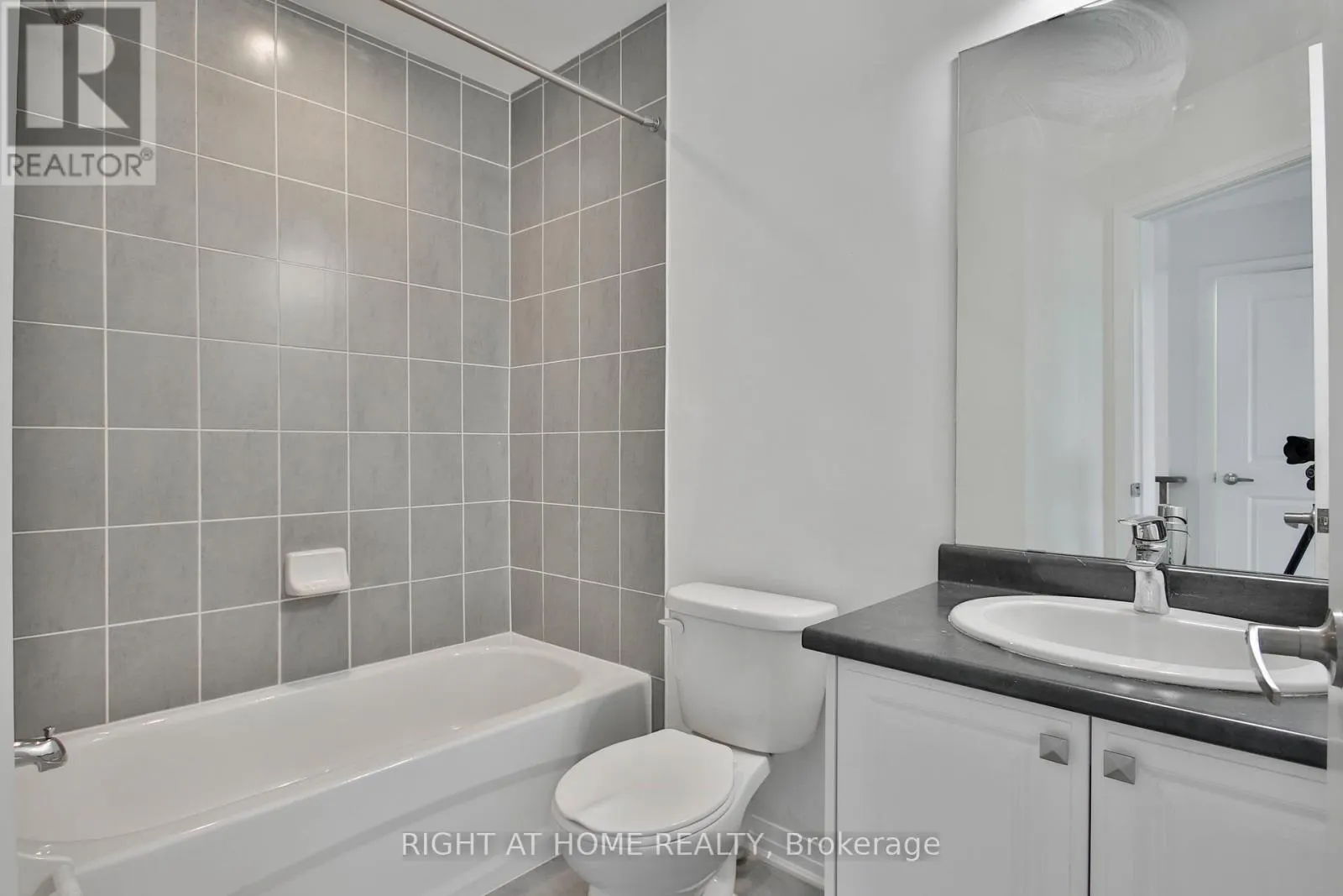 504 ROSSLAND ROAD W