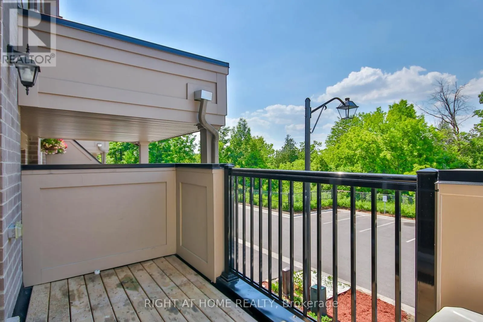 504 ROSSLAND ROAD W