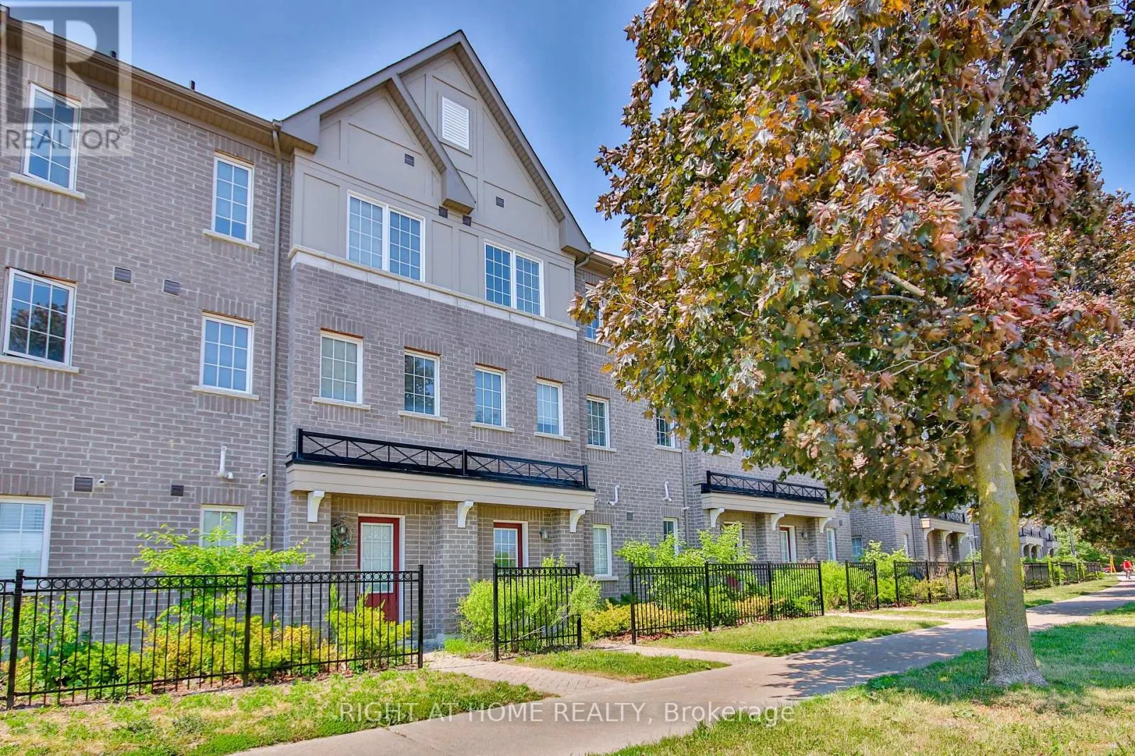 504 ROSSLAND ROAD W