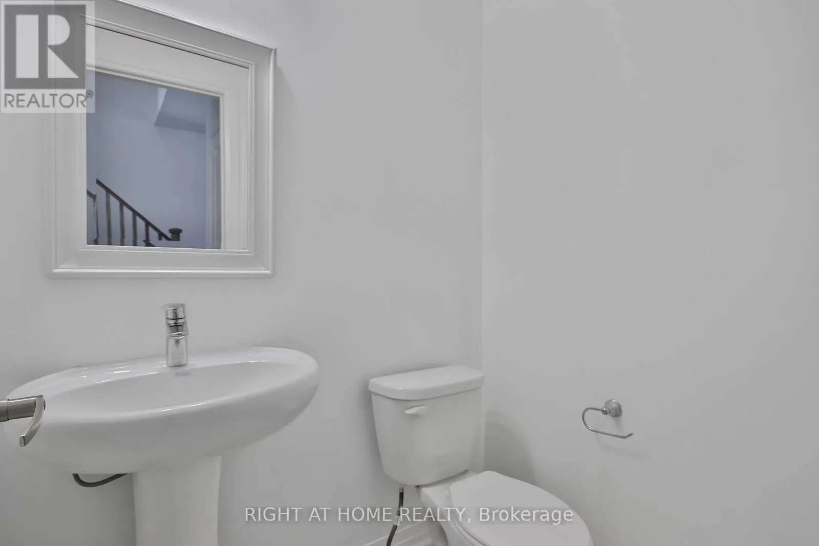 504 ROSSLAND ROAD W