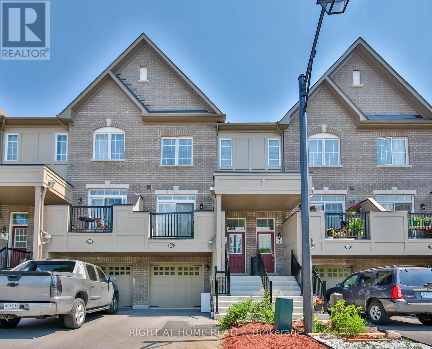 504 ROSSLAND ROAD W