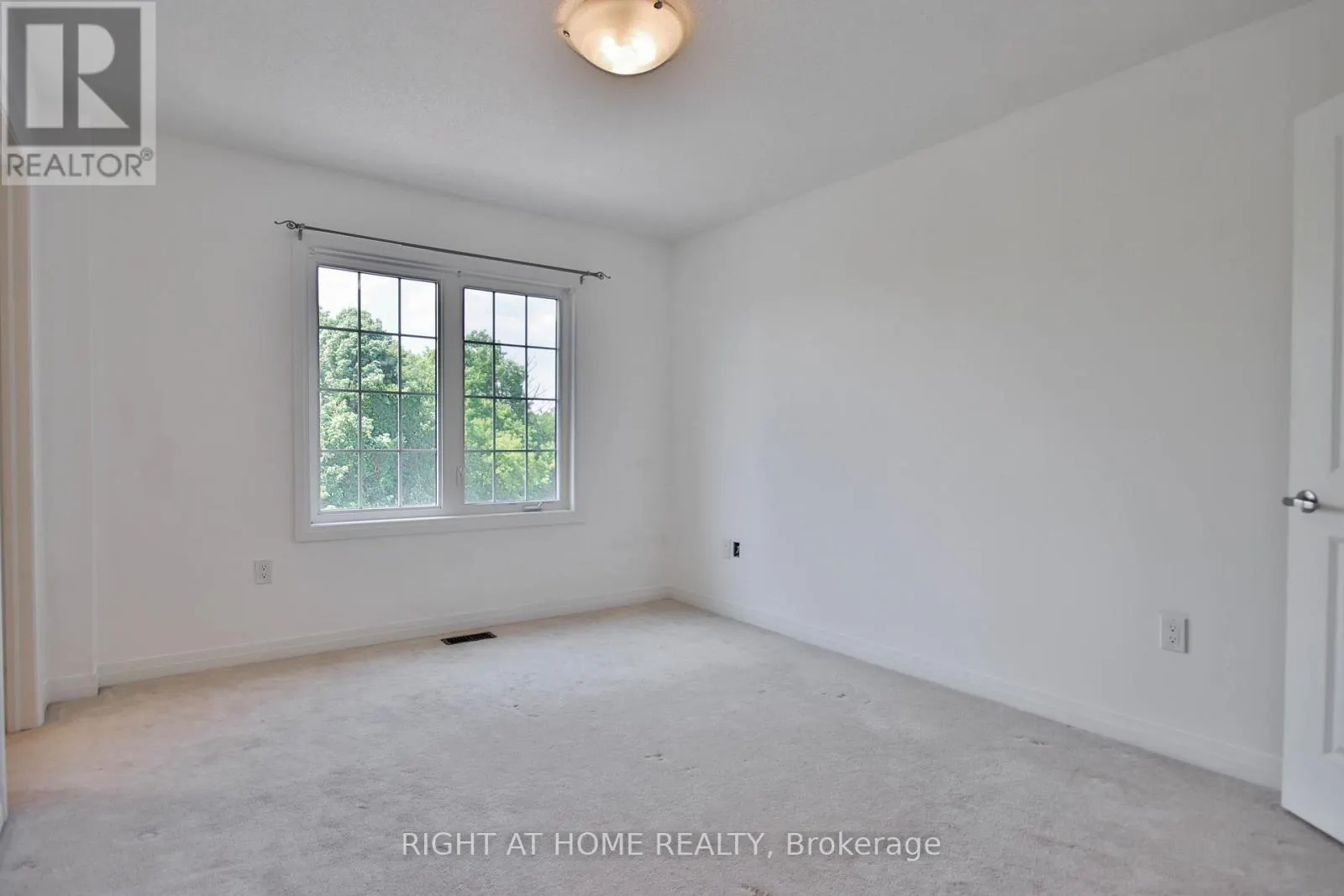 504 ROSSLAND ROAD W
