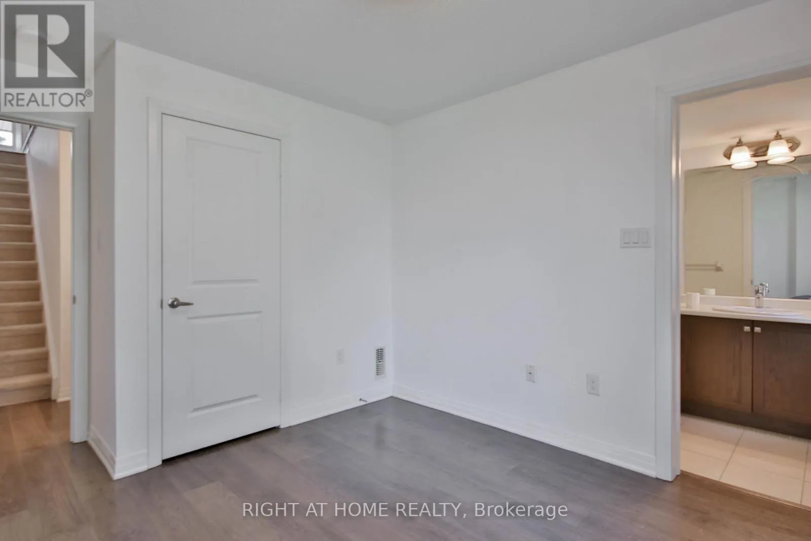 504 ROSSLAND ROAD W