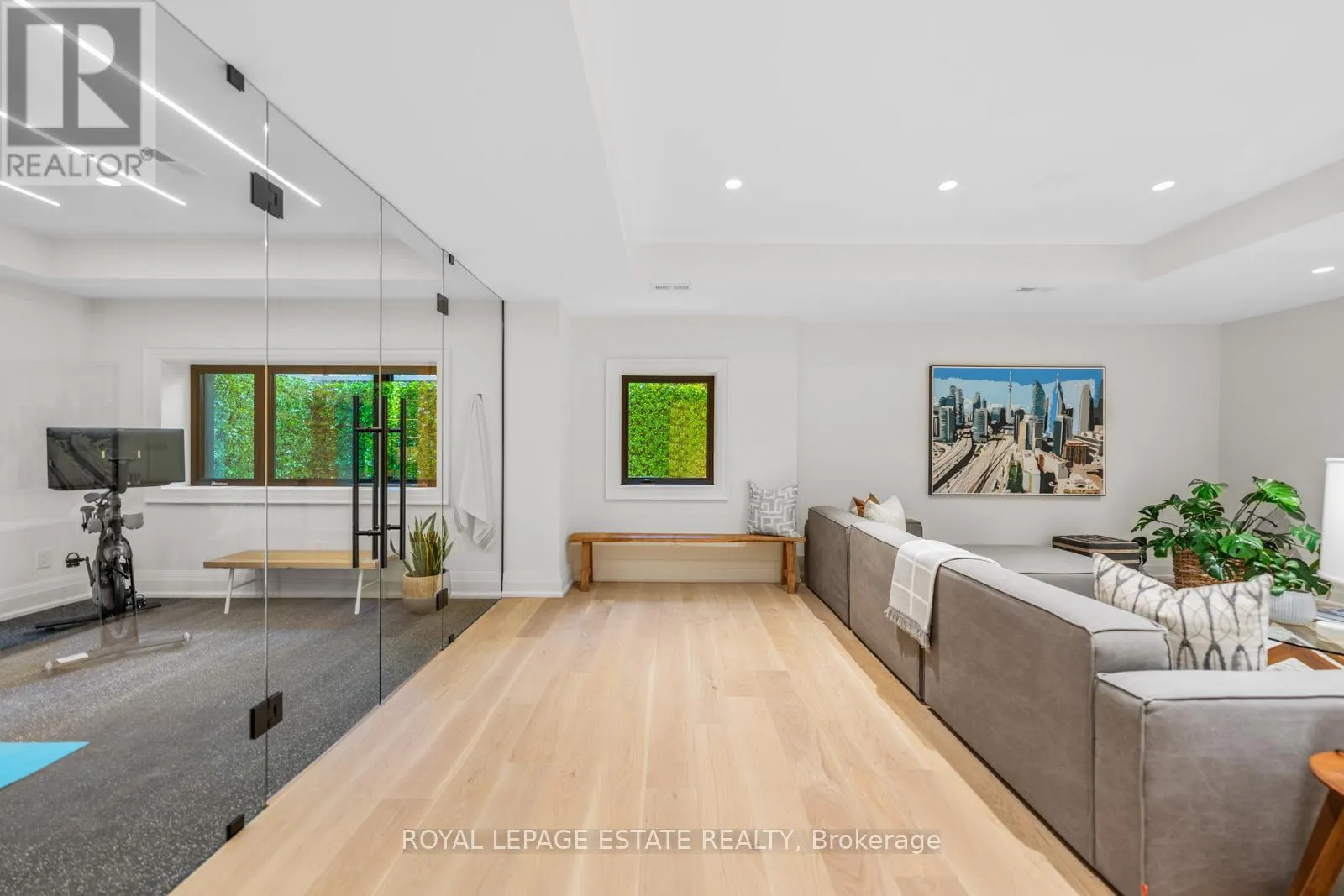 21 GLEN DAVIS CRESCENT