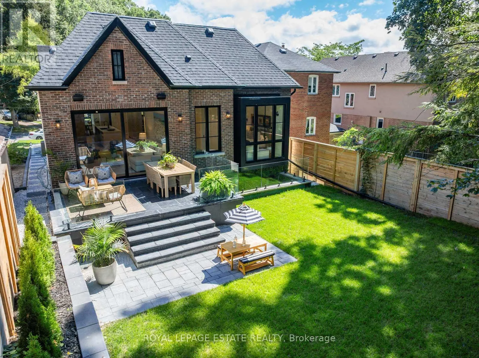 21 GLEN DAVIS CRESCENT