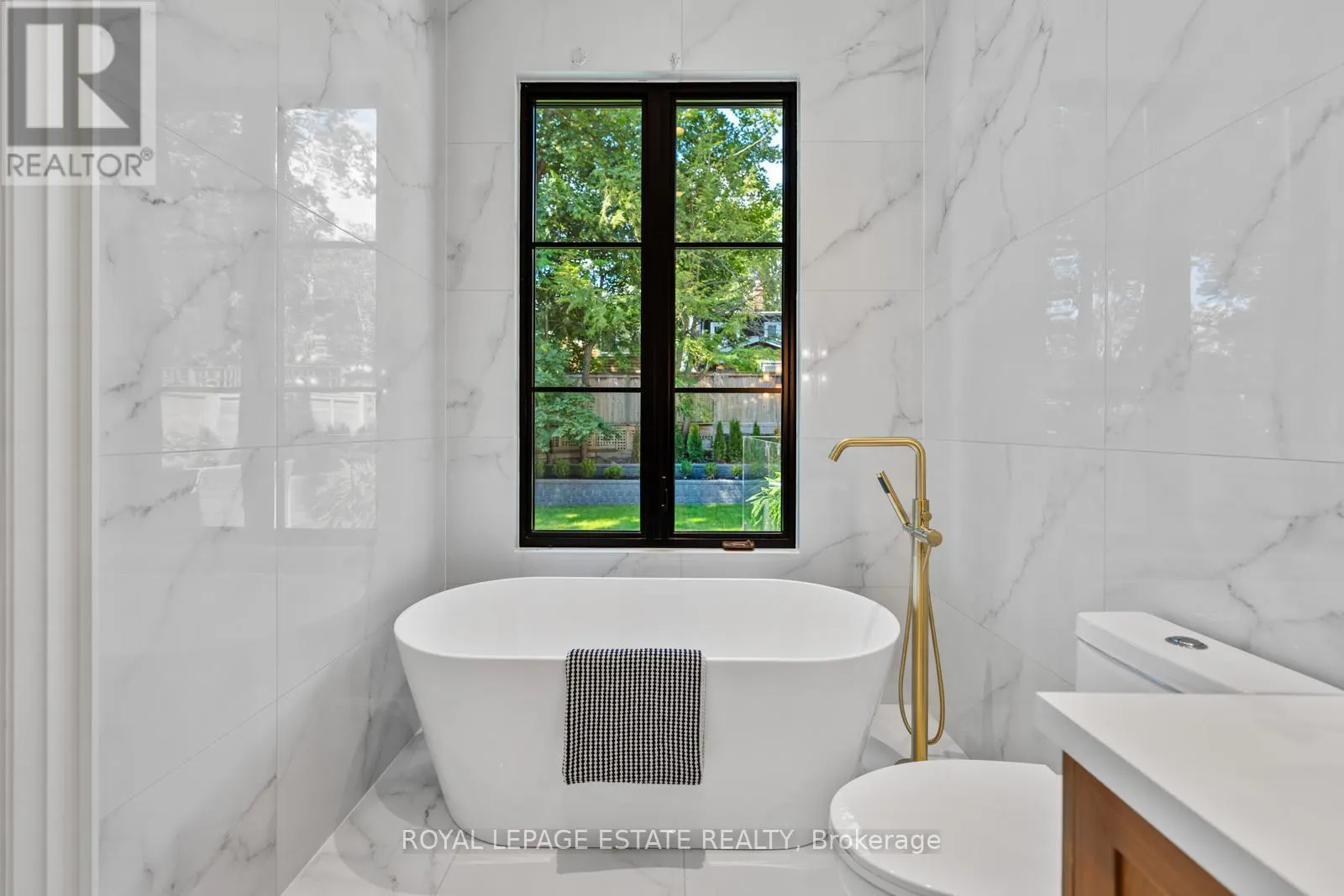 21 GLEN DAVIS CRESCENT