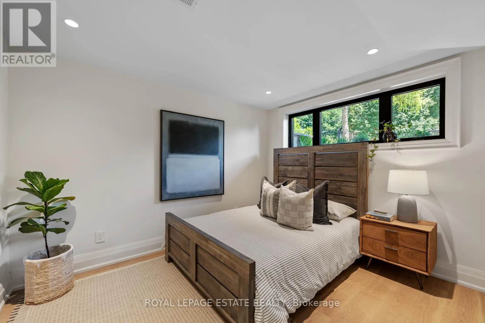 21 GLEN DAVIS CRESCENT