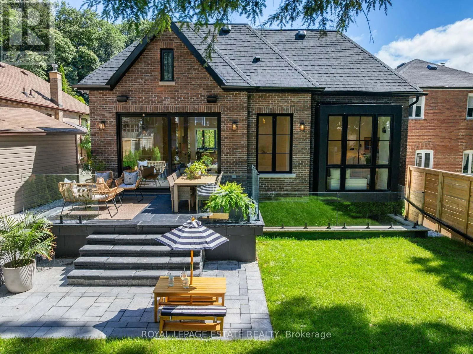 21 GLEN DAVIS CRESCENT