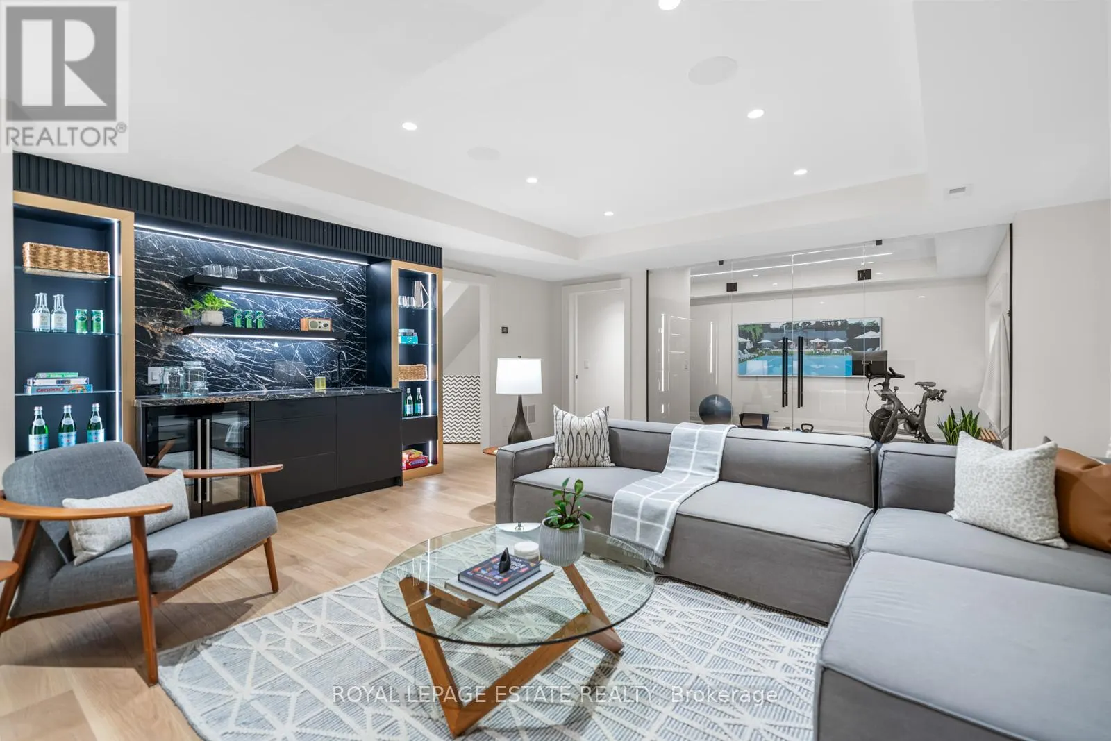 21 GLEN DAVIS CRESCENT