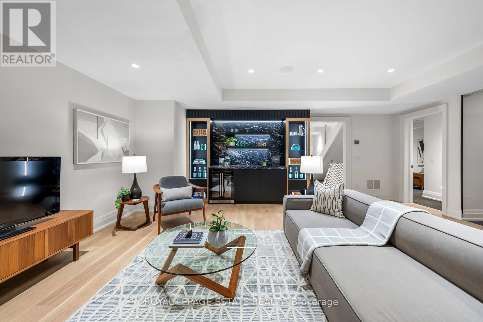 21 GLEN DAVIS CRESCENT
