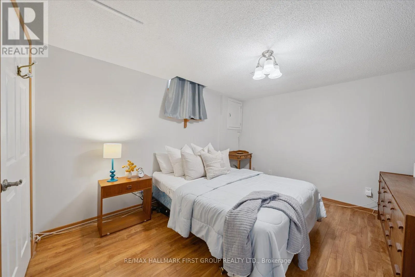 2362 STRATHMORE CRESCENT W