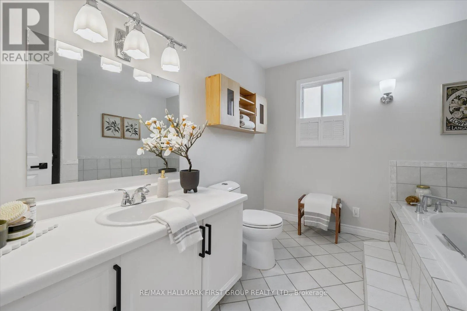 2362 STRATHMORE CRESCENT W