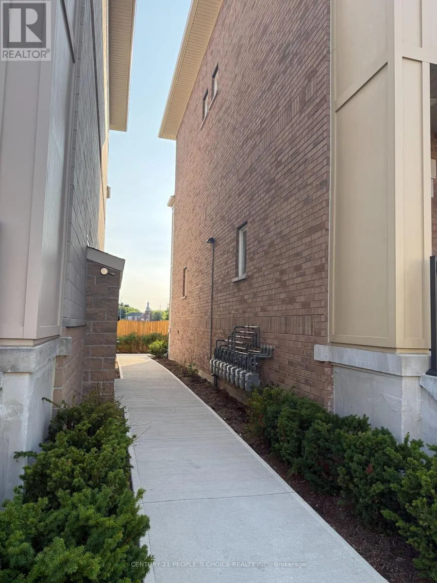 4 - 465 BERESFORD PATH