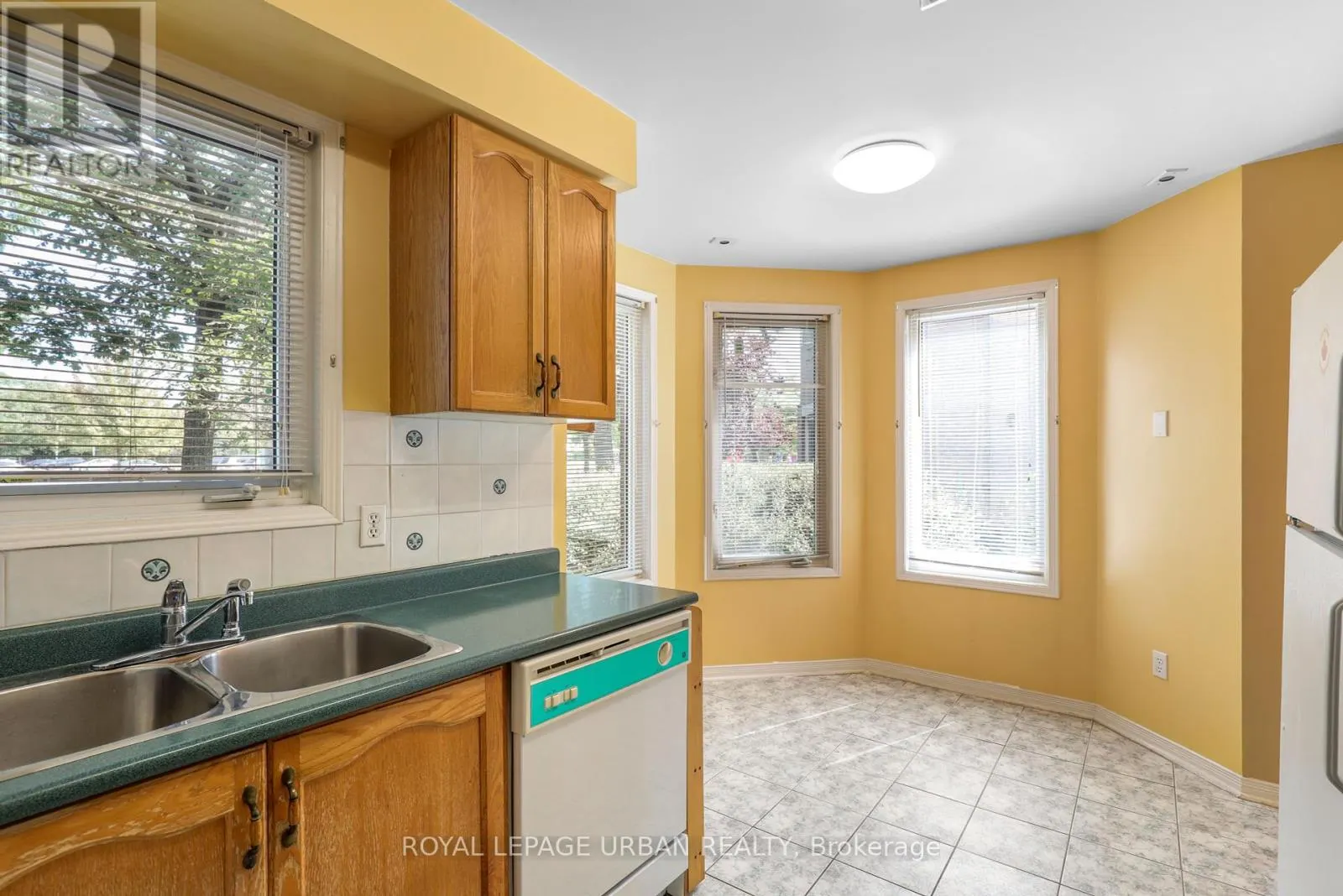 1015 - 28 ROSEBANK DRIVE